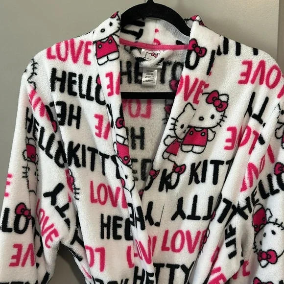 Hello Kitty Plush Robe - Picture 4 of 6